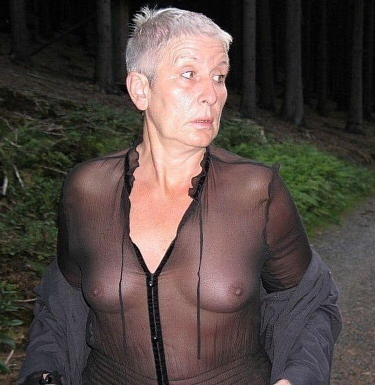 MATURE LADIES BOSOMS ON DISPLAY