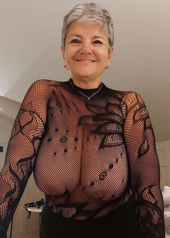 MATURE LADIES BOSOMS ON DISPLAY