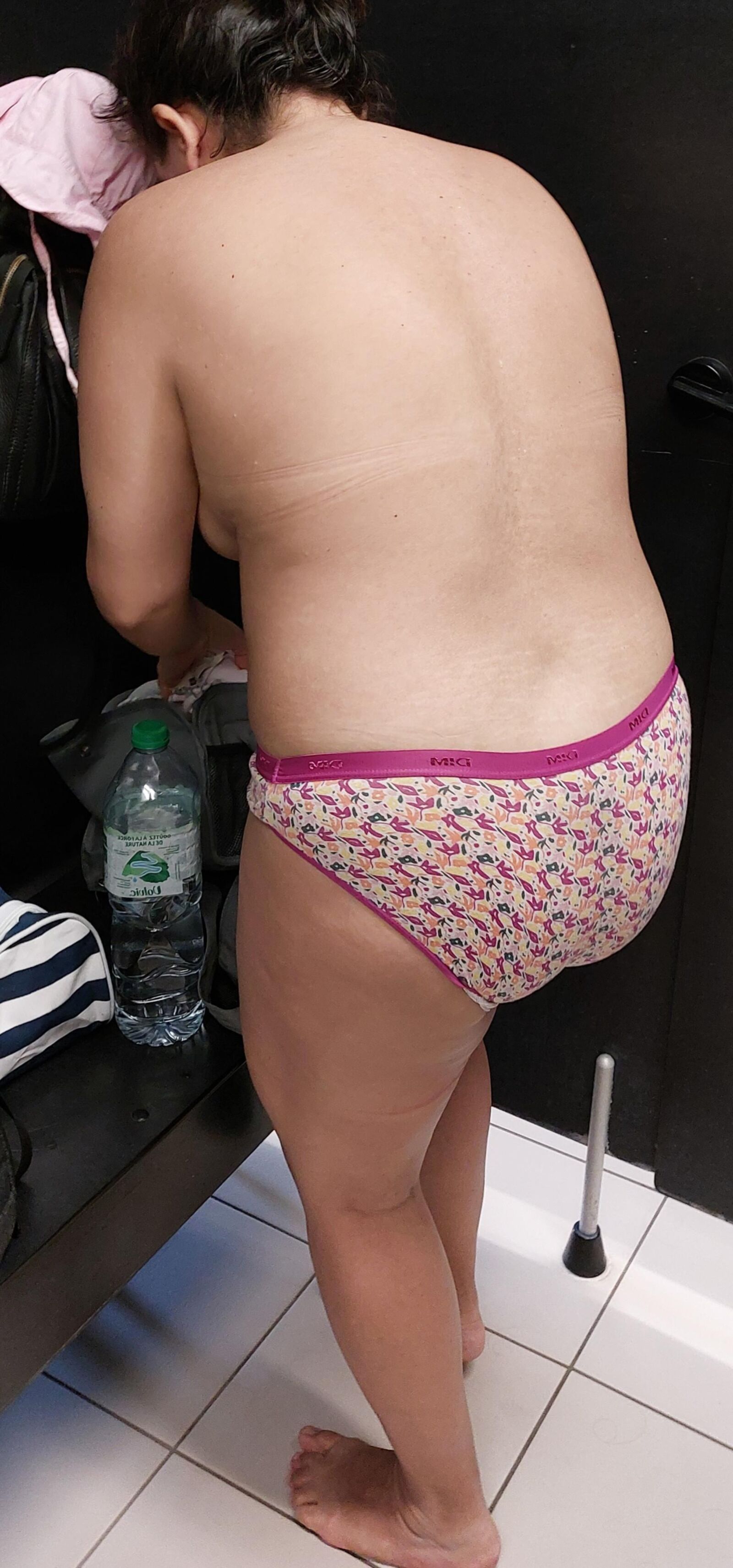 Matures flasques dans le casier de la piscine
