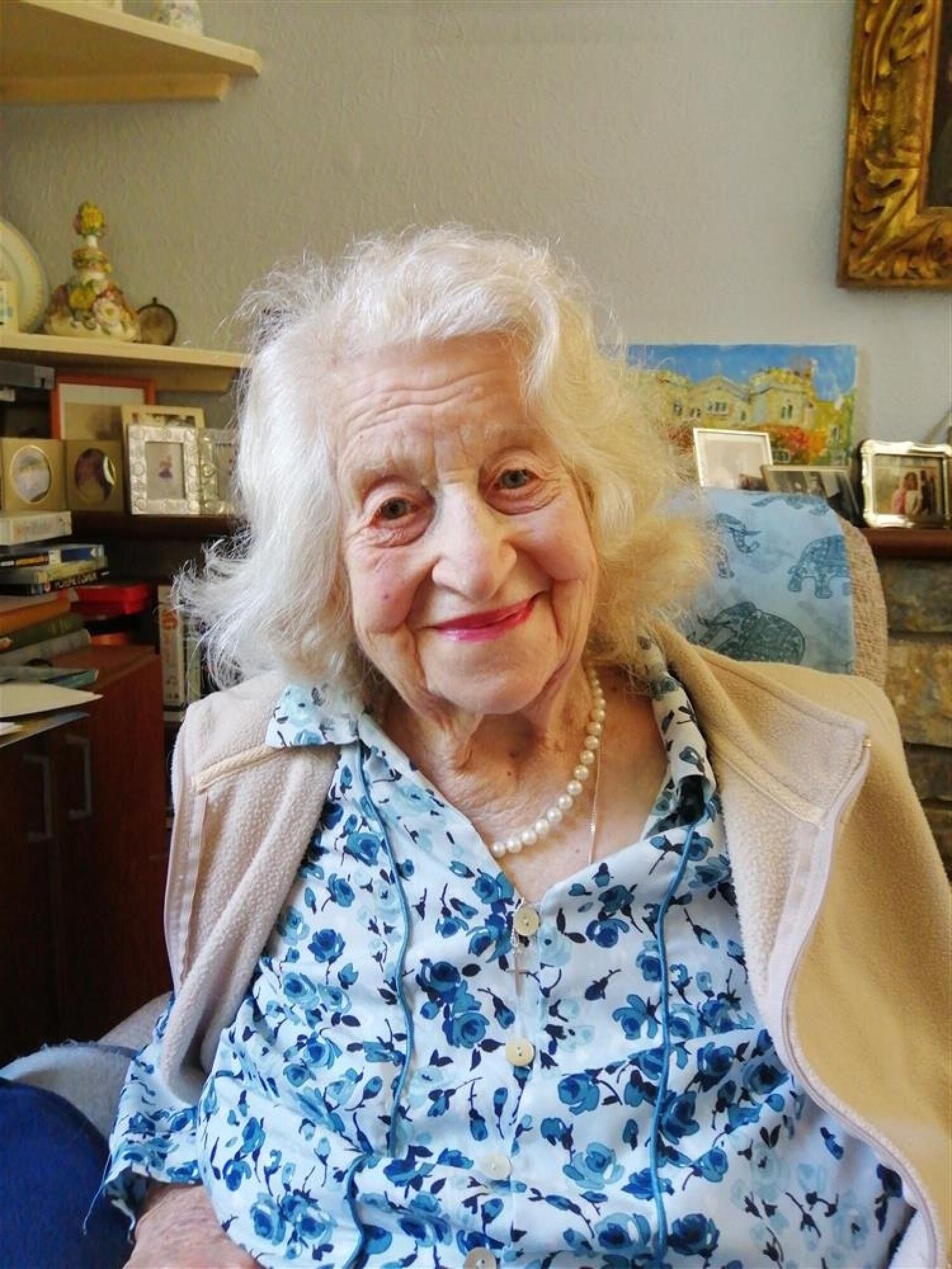 Sexy old ladies with red lipstick 
