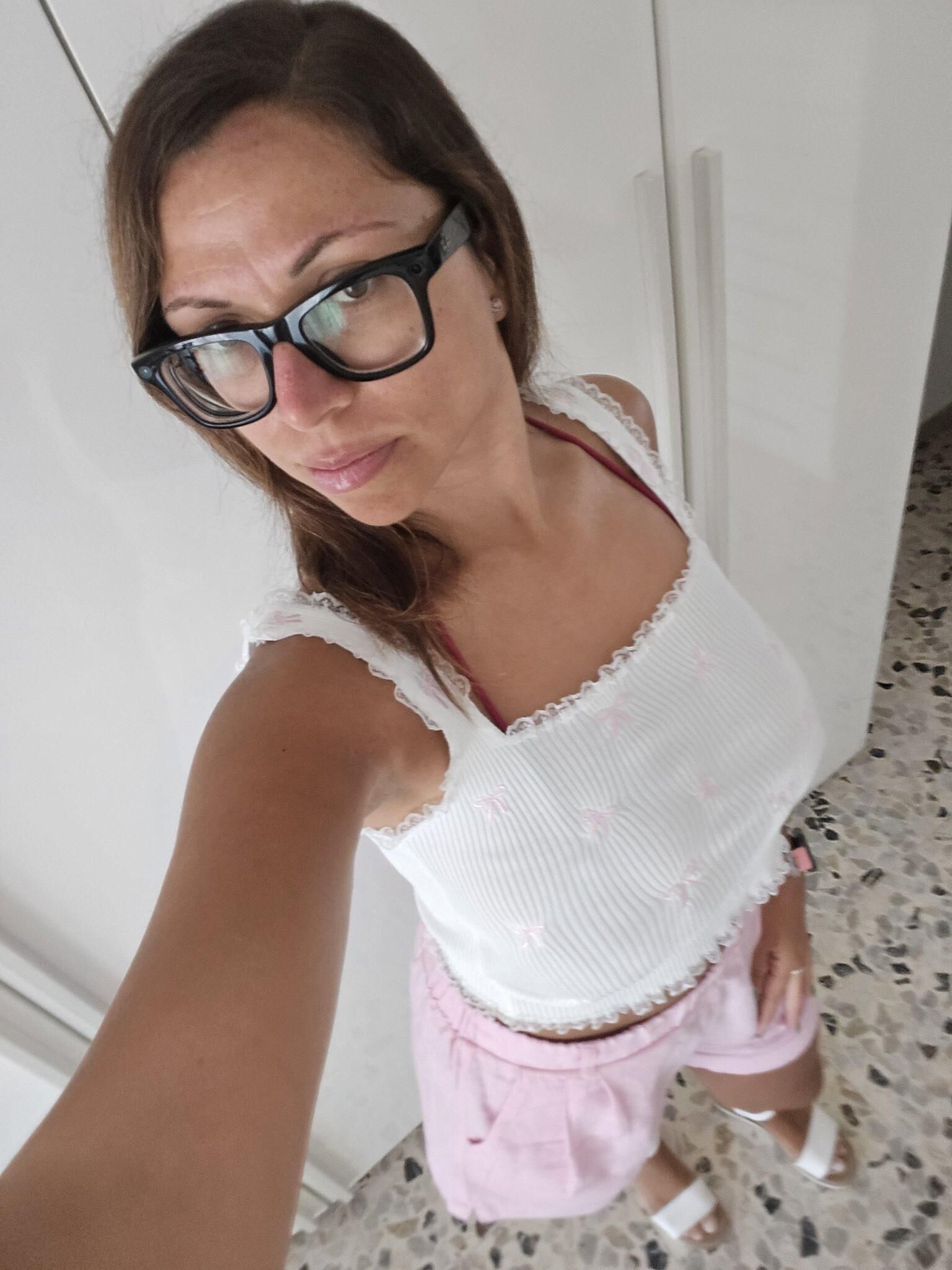 Sara Big Ass Big Boobs Sexy italiana esposa com óculos quentes