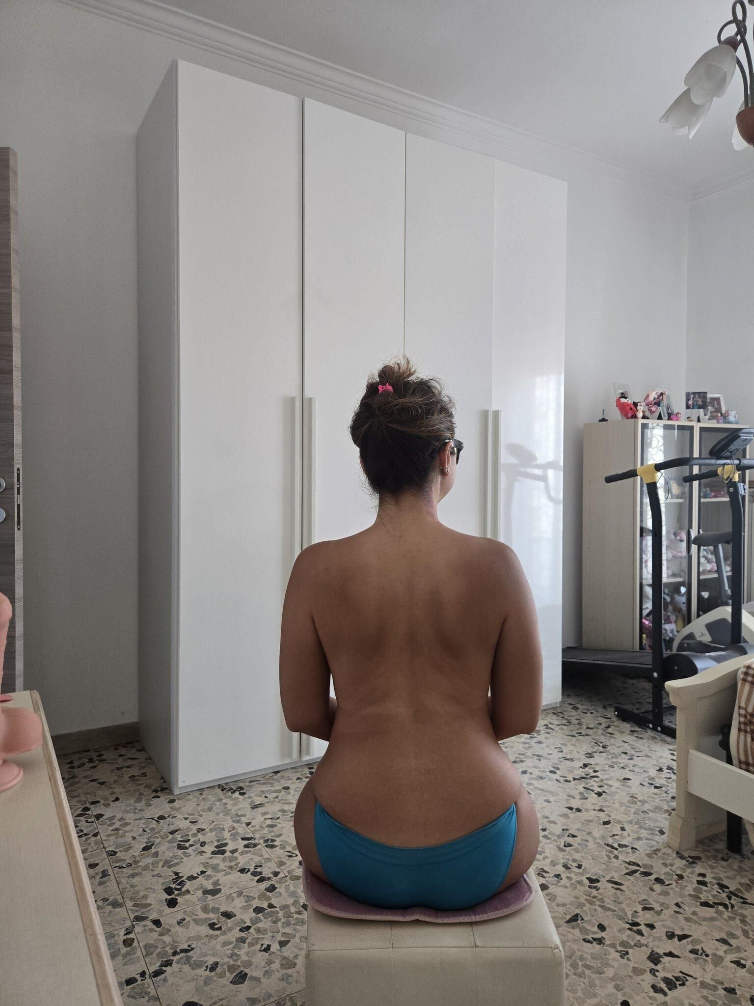 Sara Big Ass Big Boobs Sexy italiana esposa com óculos quentes