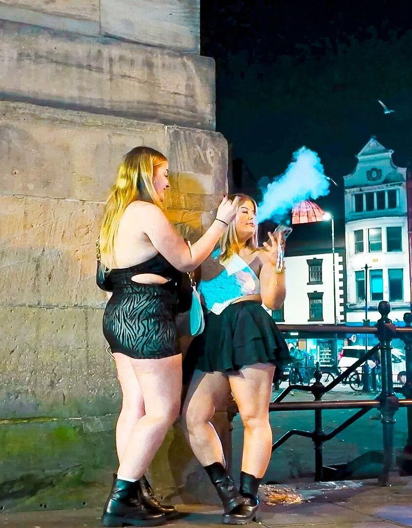 Fumando meninas.