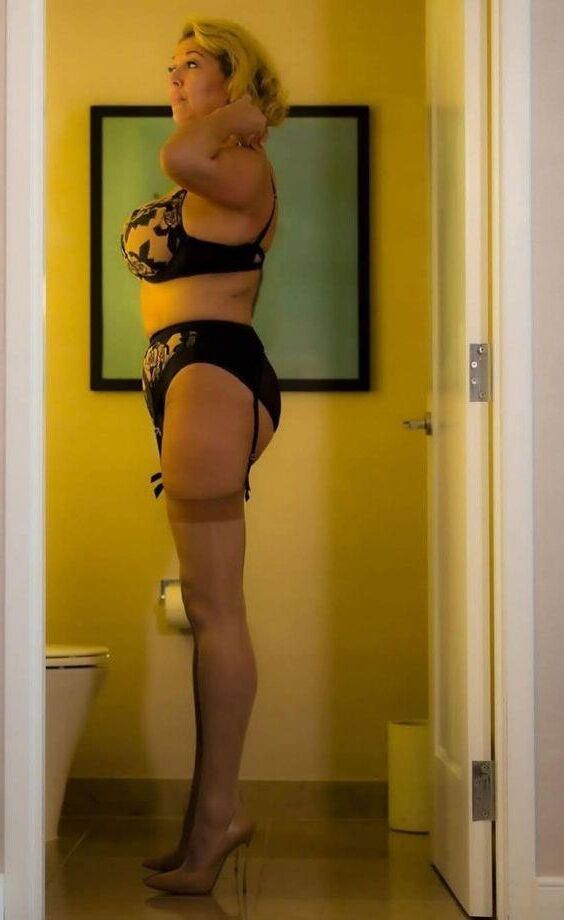 Nice and Sexy Mature/Granny in Lingerie (Mix) 
