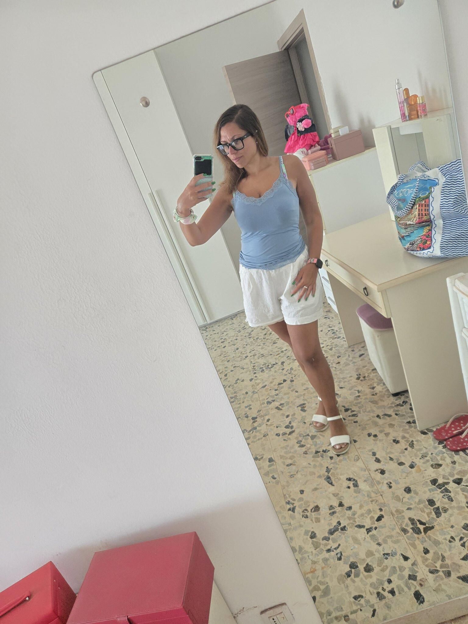 Sara Big Ass Big Boobs Sexy italiana esposa com óculos quentes
