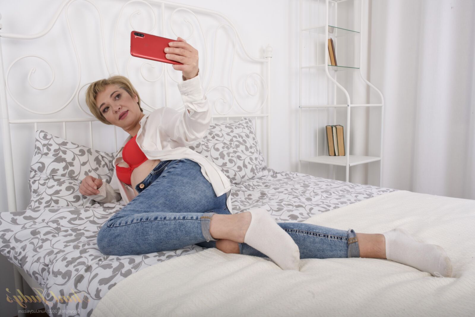 Auntjudys Vikki Ray tira o jeans e se masturba na cama