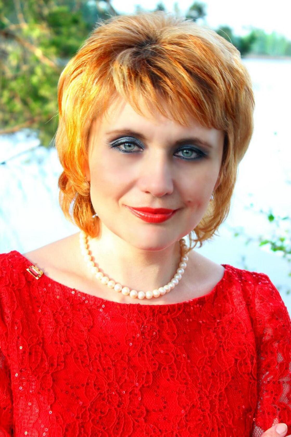 Redhead Aleksandra de Astana no Cazaquistão então e agora