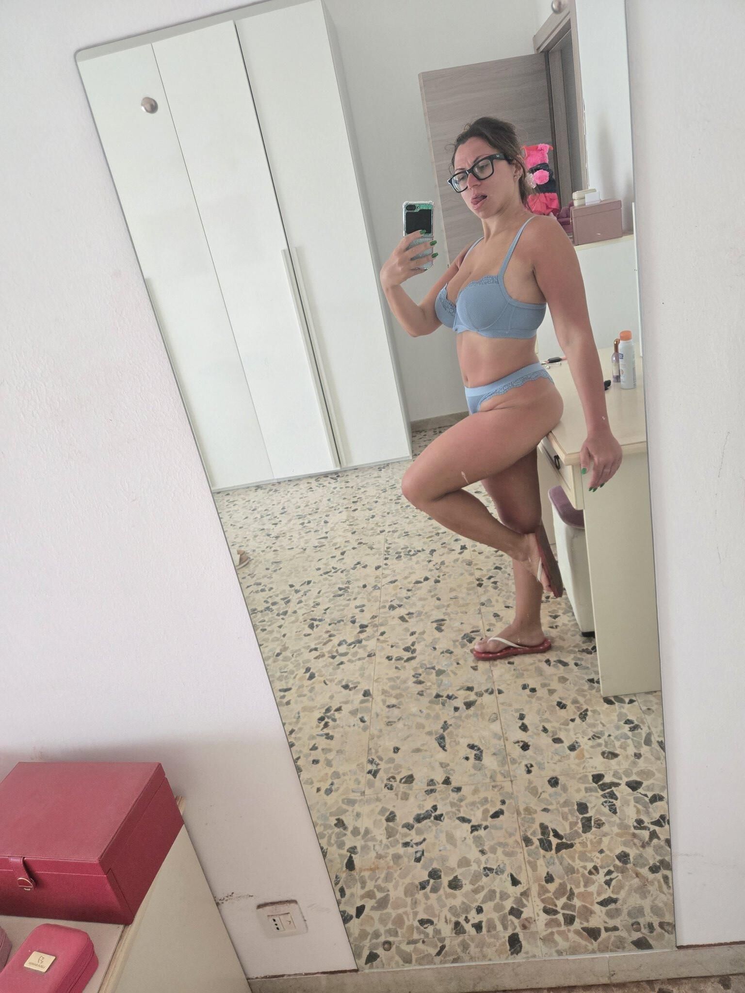 Sara Big Ass Big Boobs Sexy italiana esposa com óculos quentes