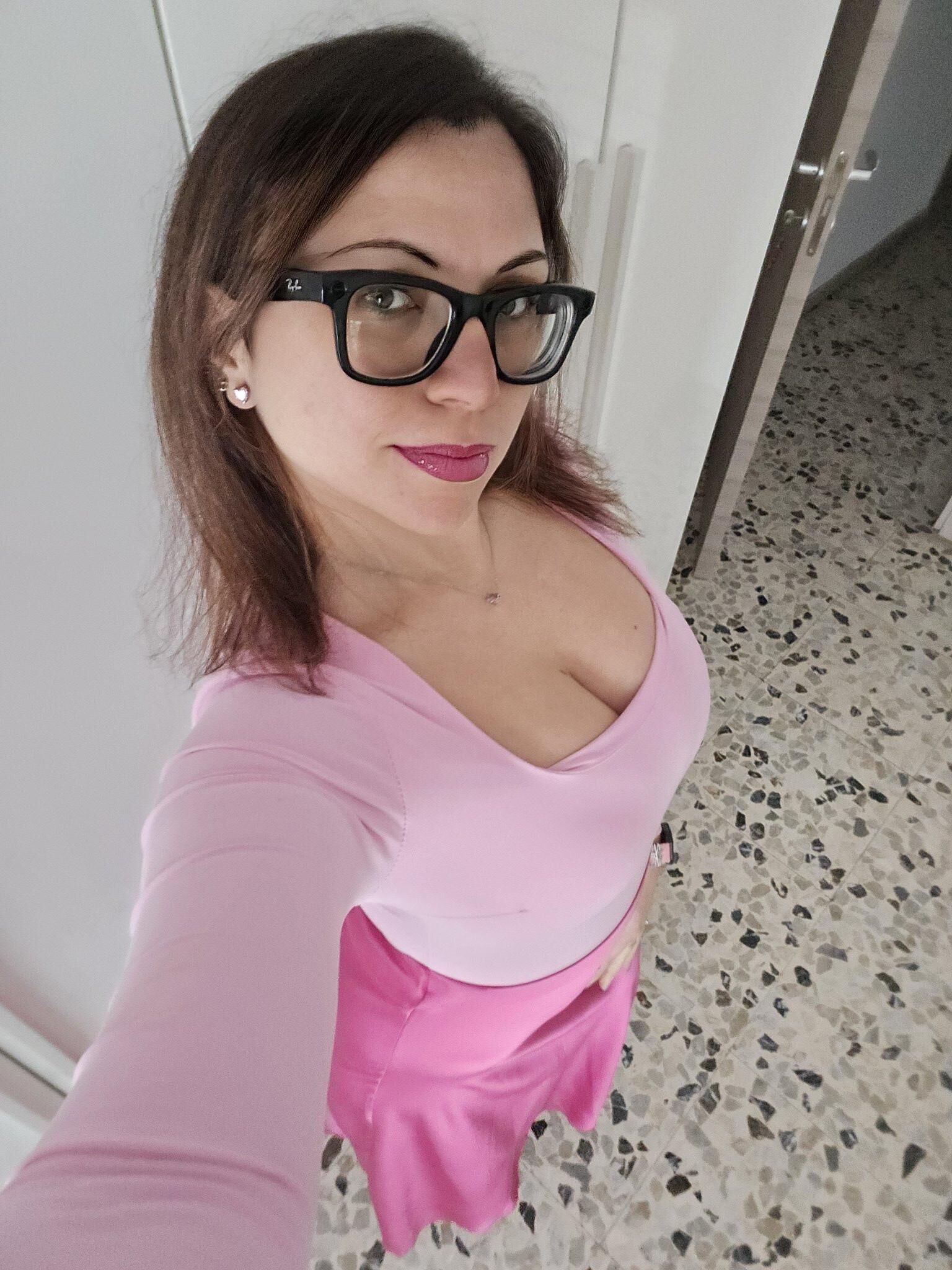 Sara Big Ass Big Boobs Sexy italiana esposa com óculos quentes
