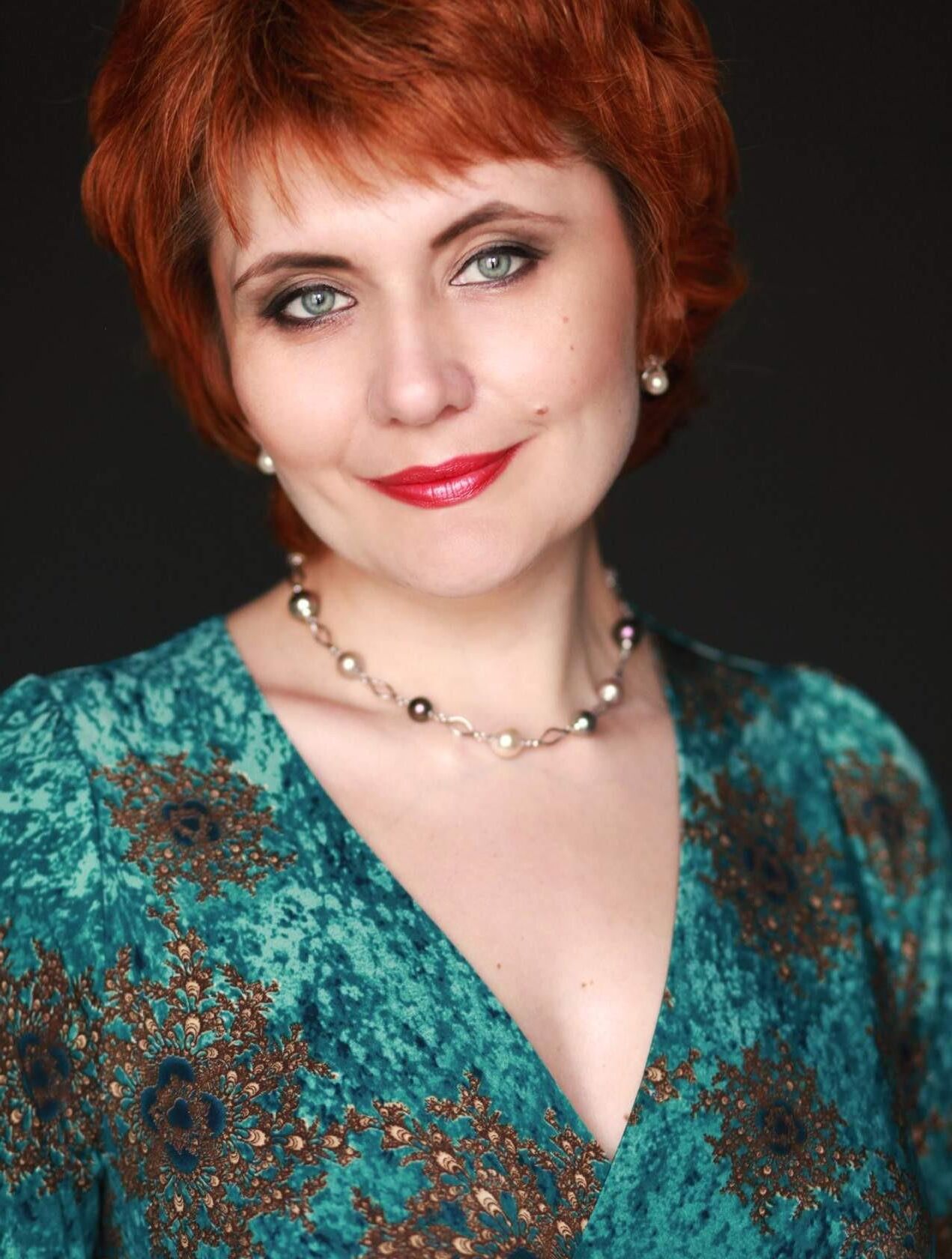 Redhead Aleksandra de Astana no Cazaquistão então e agora