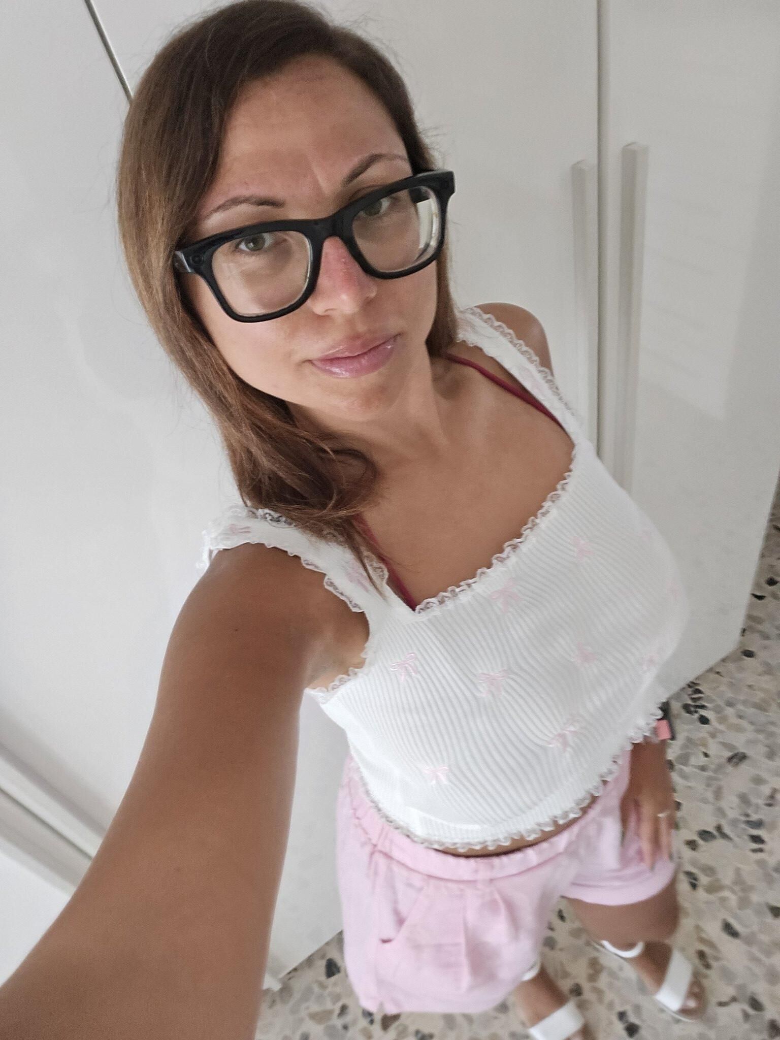 Sara Big Ass Big Boobs Sexy italiana esposa com óculos quentes