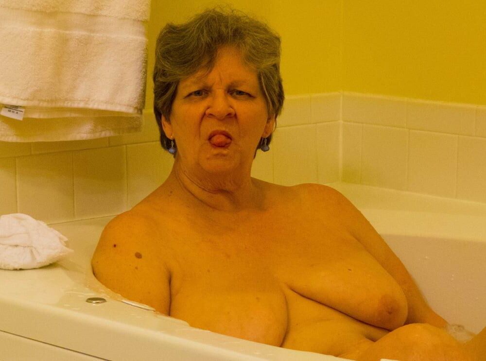 Son, you shouldn't come into the bathroom when mommy is naked 