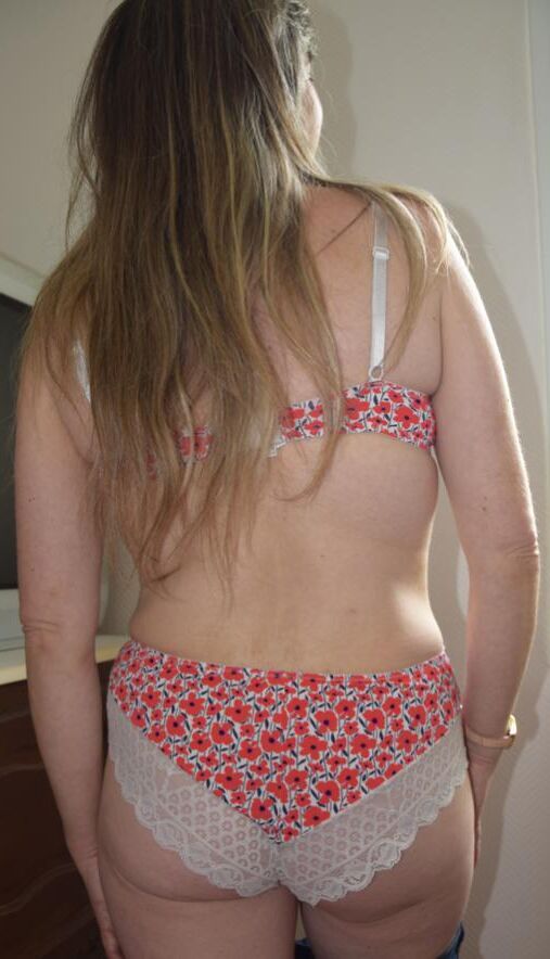 fais nous un joli strip tease