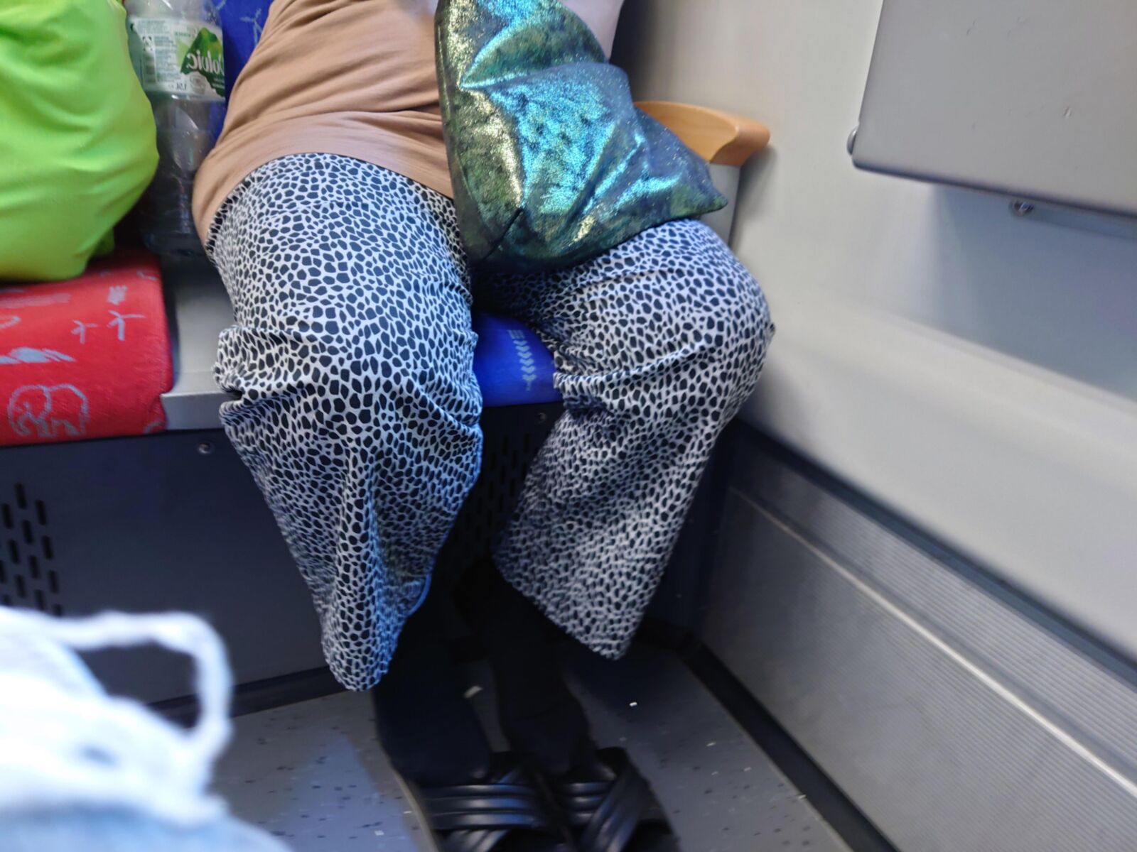Chaussettes noires en sueur turques en sandales