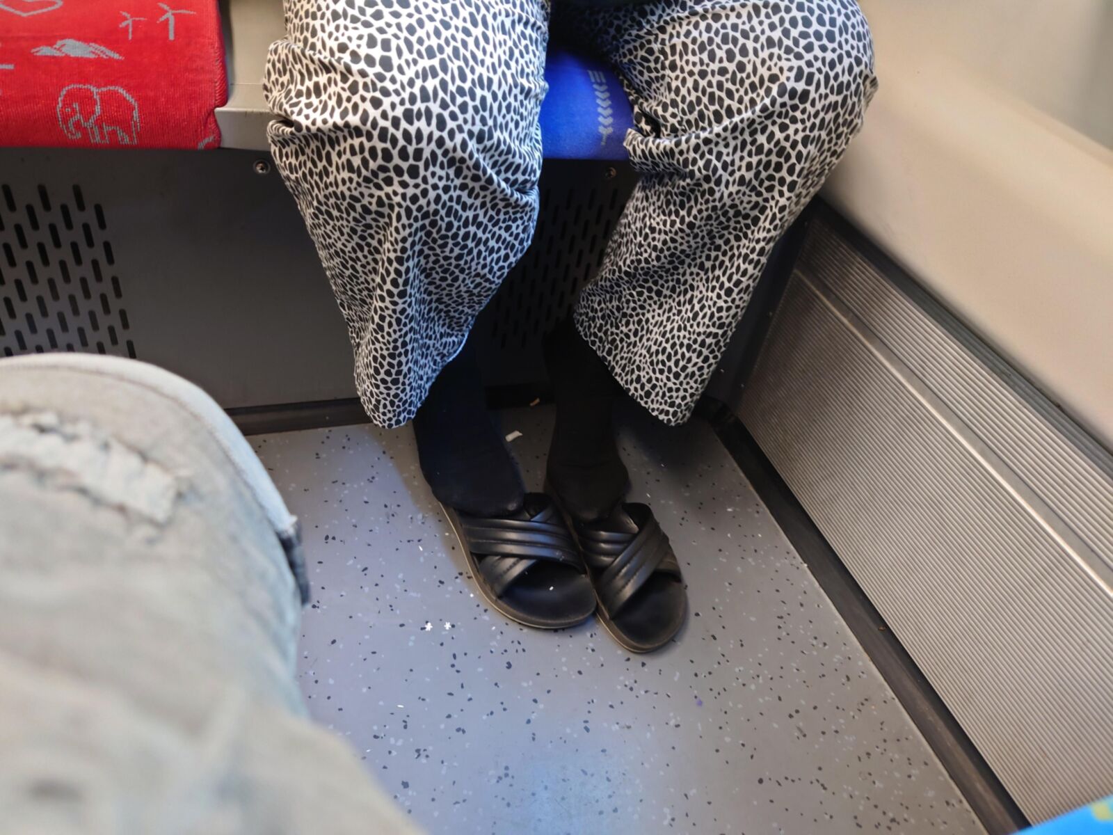 Chaussettes noires en sueur turques en sandales
