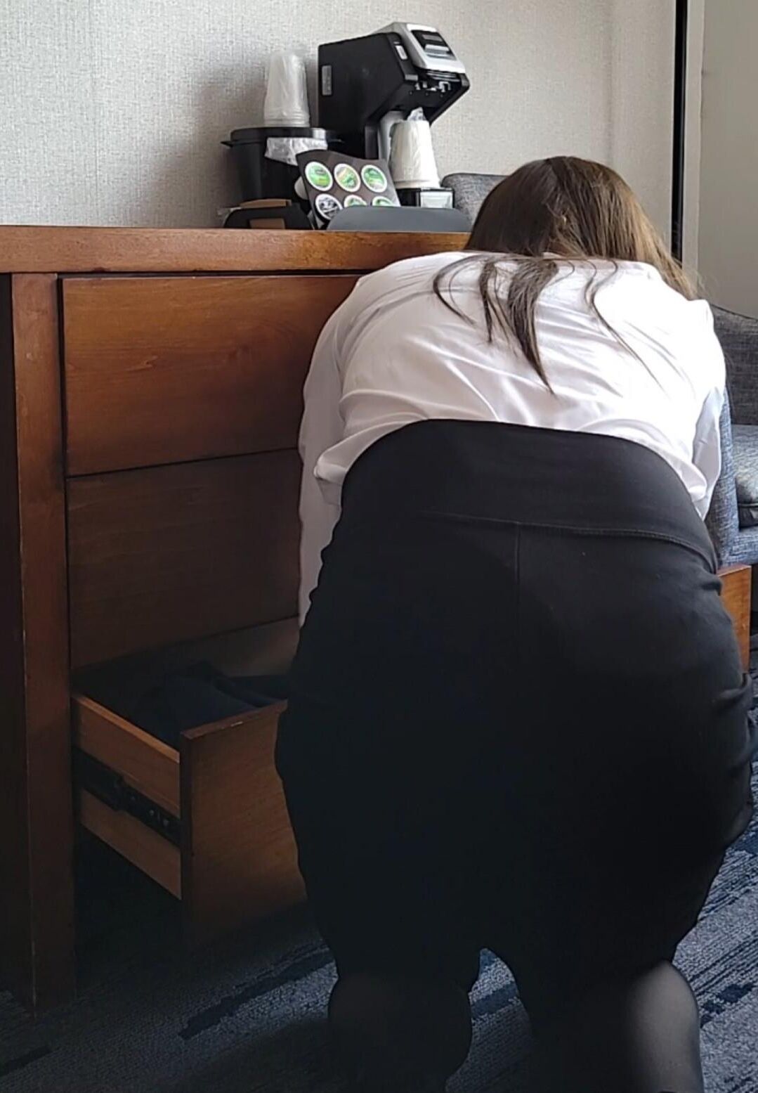 Upskirt minha mãe se vestindo de hotel (dia)