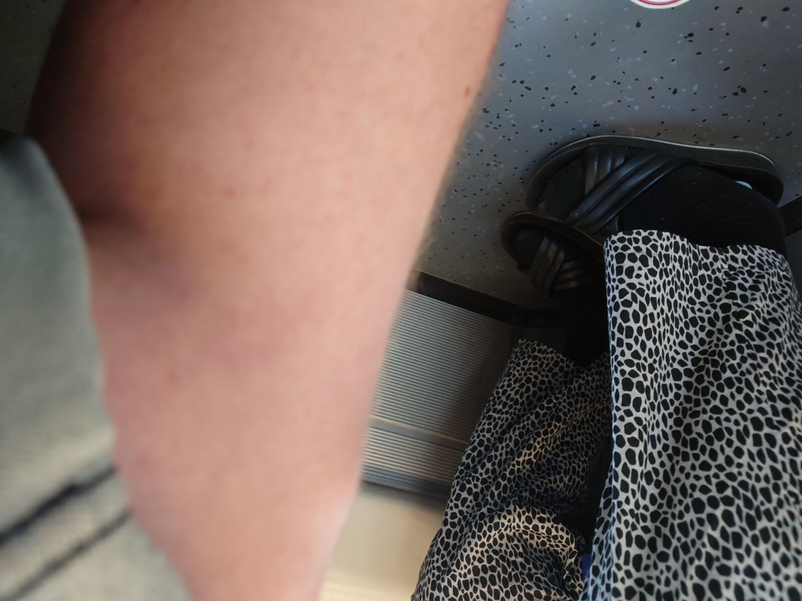 Chaussettes noires en sueur turques en sandales