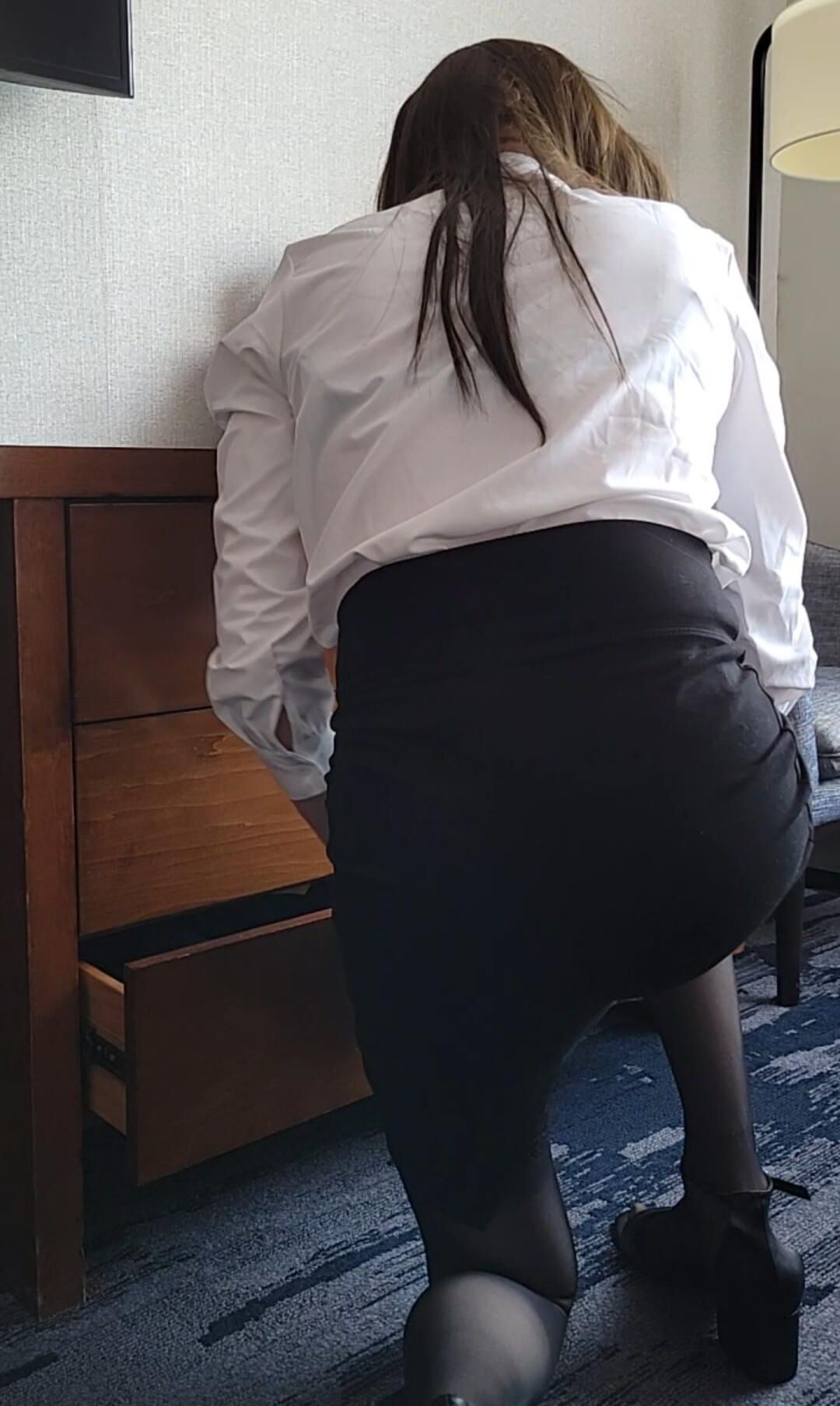 Upskirt minha mãe se vestindo de hotel (dia)