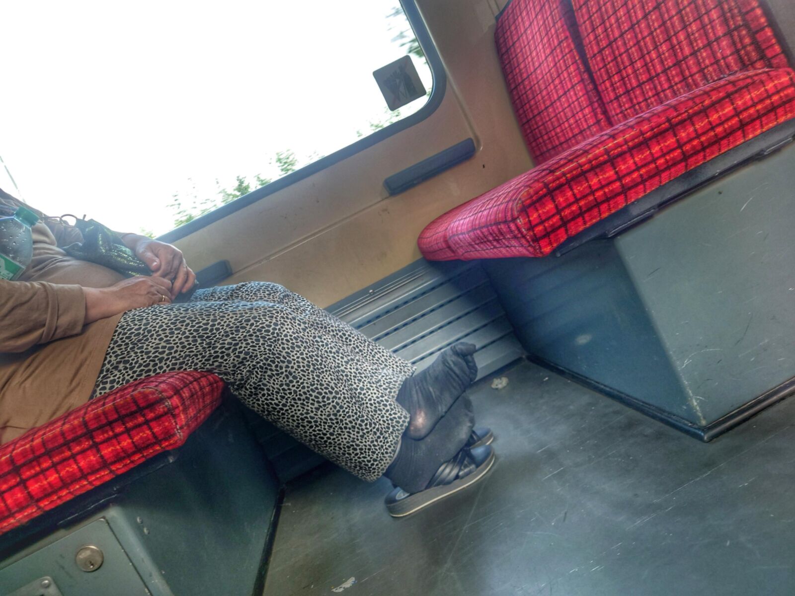 Chaussettes noires en sueur turques en sandales