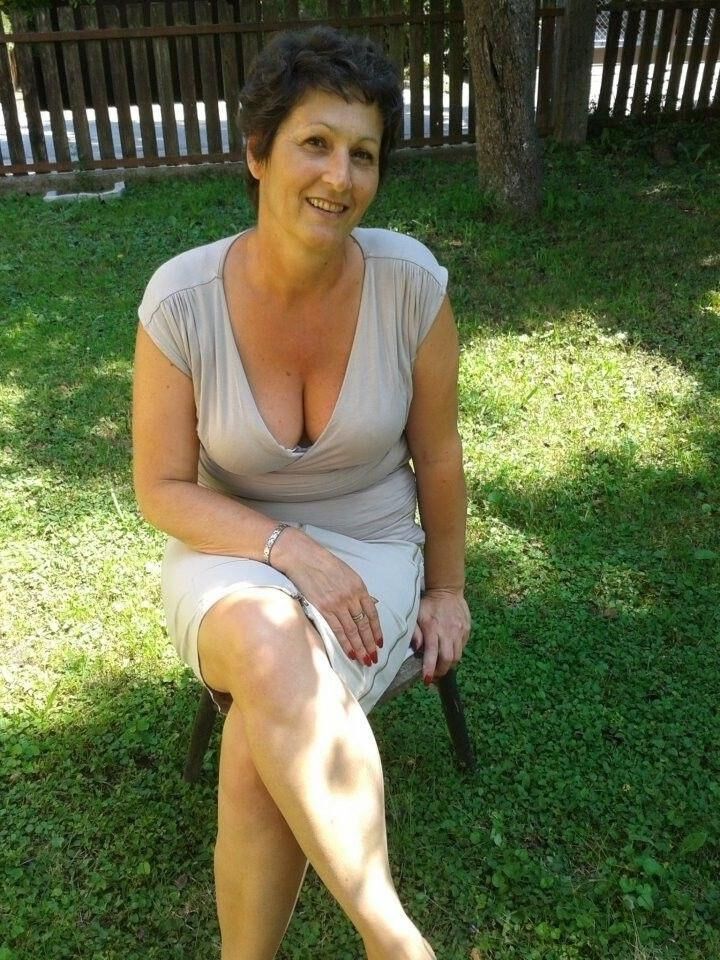Regarde-moi jeune homme, pas à mes seins