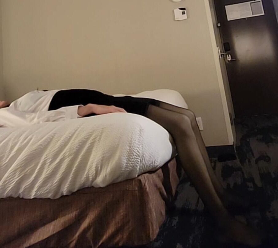 Upskirt minha mãe se vestindo de hotel (dia)