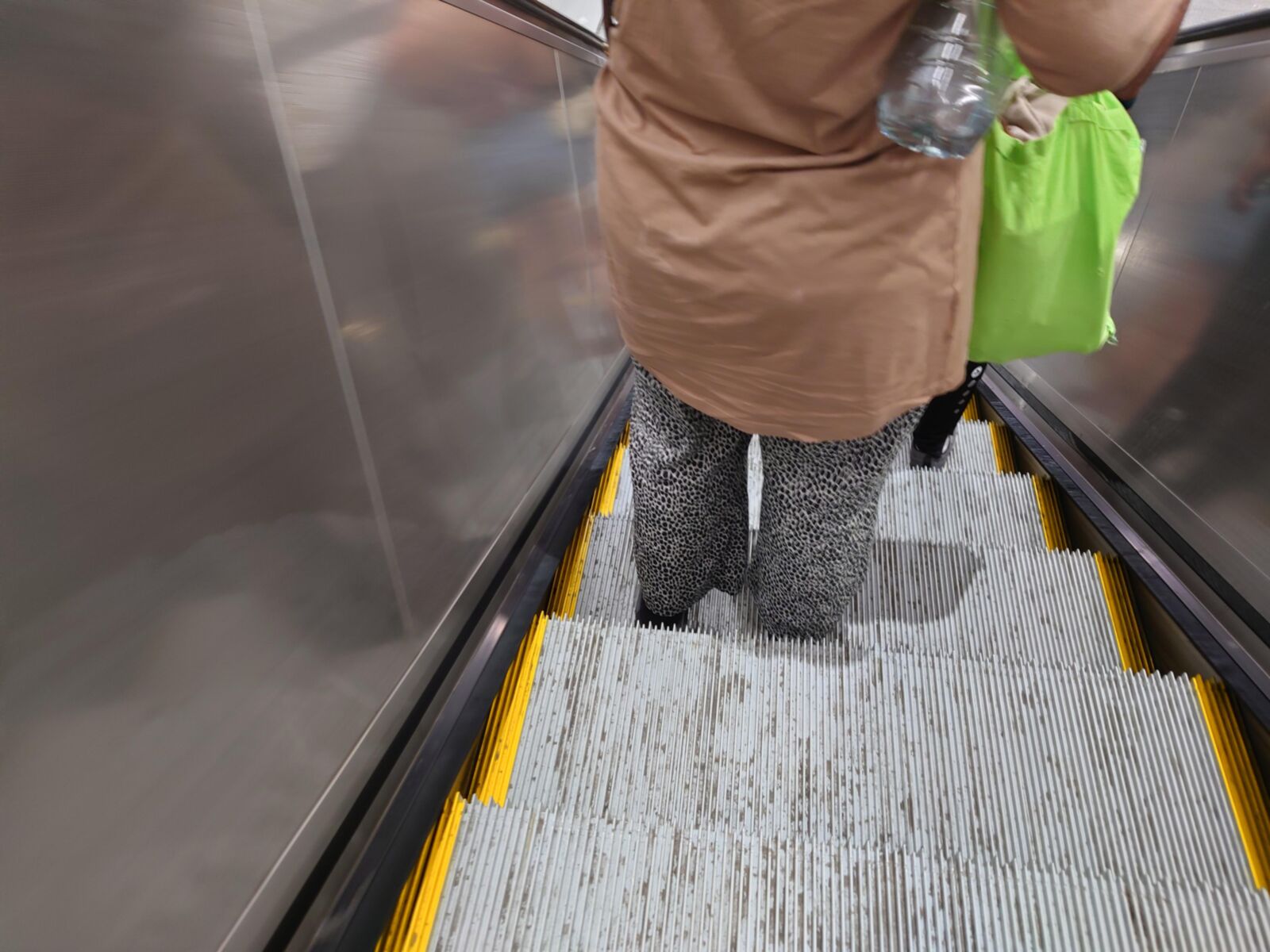 Chaussettes noires en sueur turques en sandales