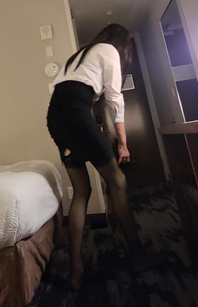 Upskirt minha mãe se vestindo de hotel (dia)