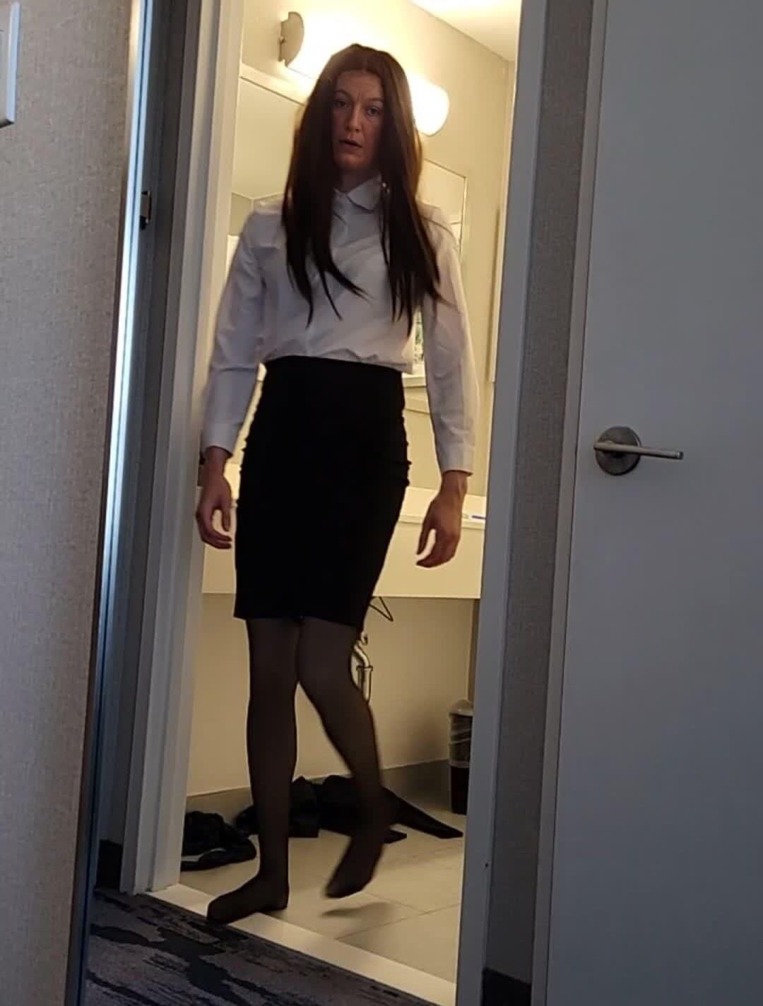 Upskirt minha mãe se vestindo de hotel (dia)