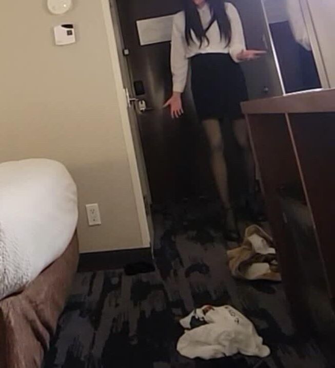 Upskirt minha mãe se vestindo de hotel (dia)