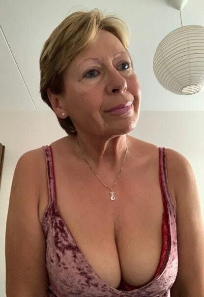 Regarde-moi jeune homme, pas à mes seins