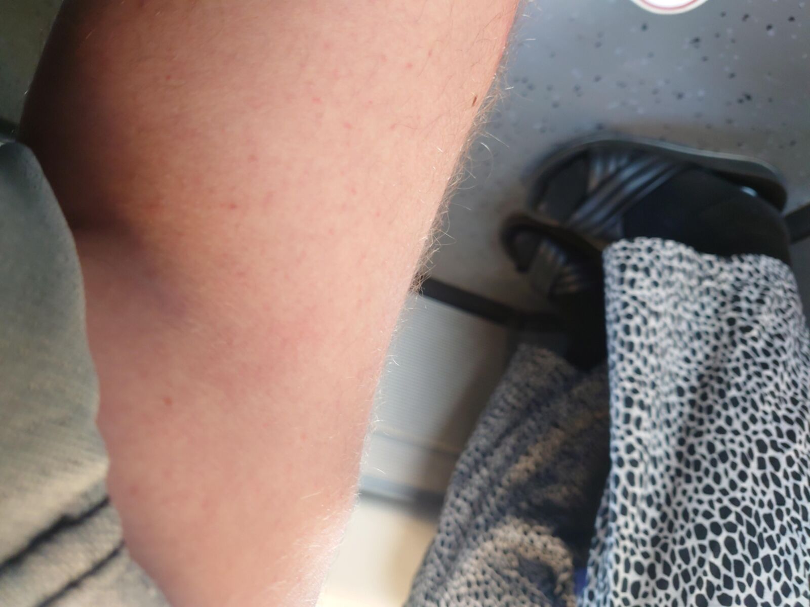 Chaussettes noires en sueur turques en sandales