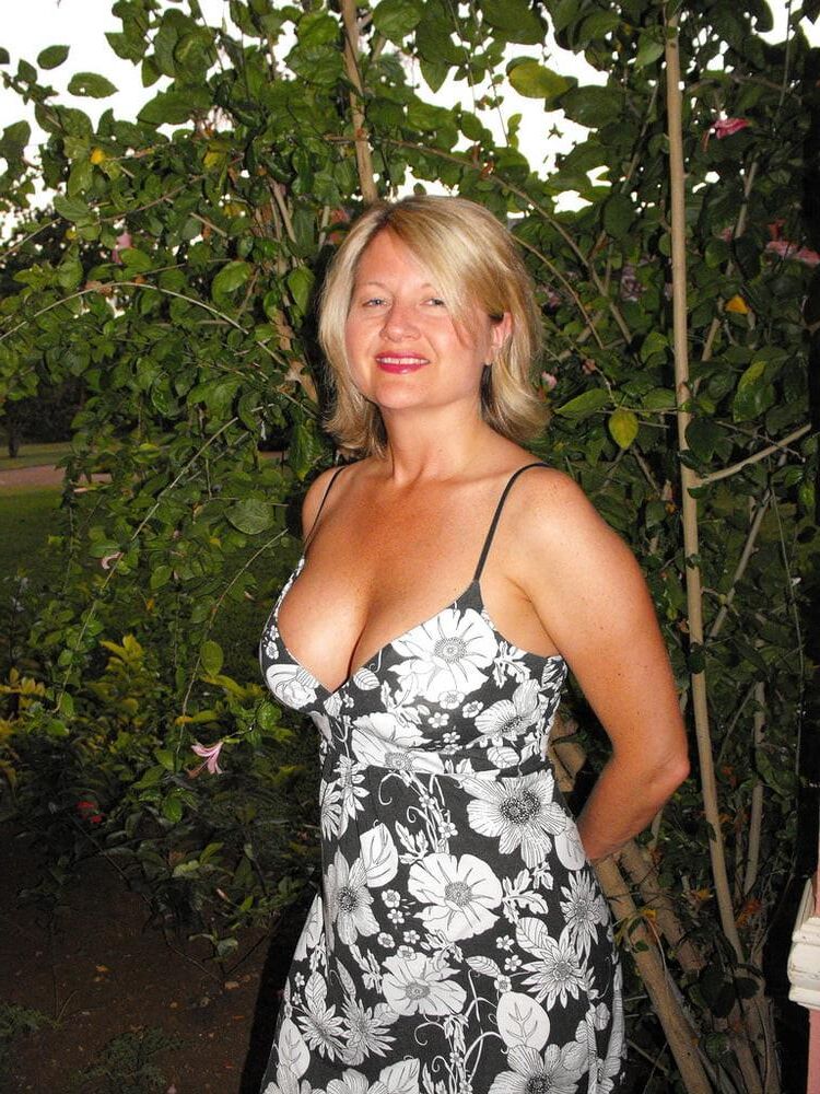 Regarde-moi jeune homme, pas à mes seins