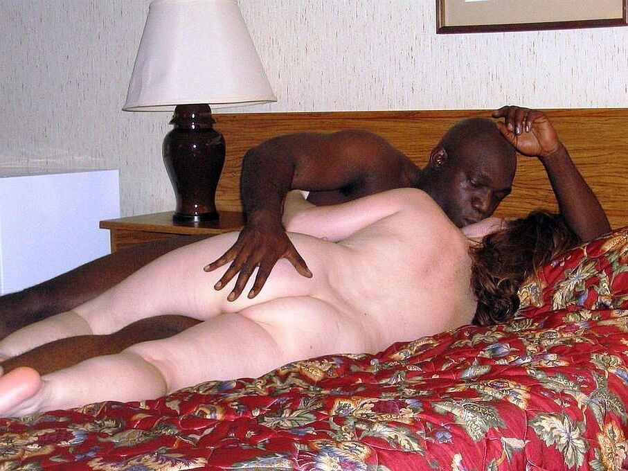 Épouses embrassant les amoureux