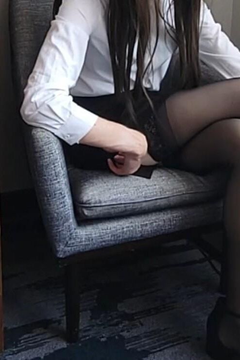Upskirt minha mãe se vestindo de hotel (dia)
