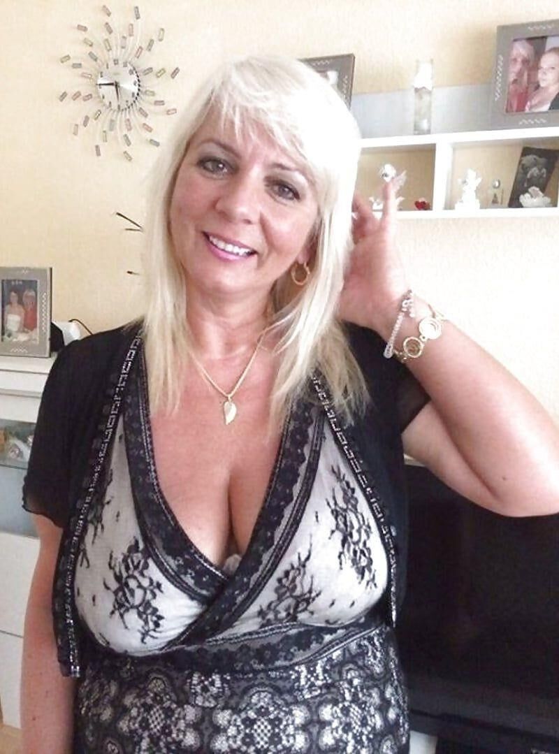 Regarde-moi jeune homme, pas à mes seins