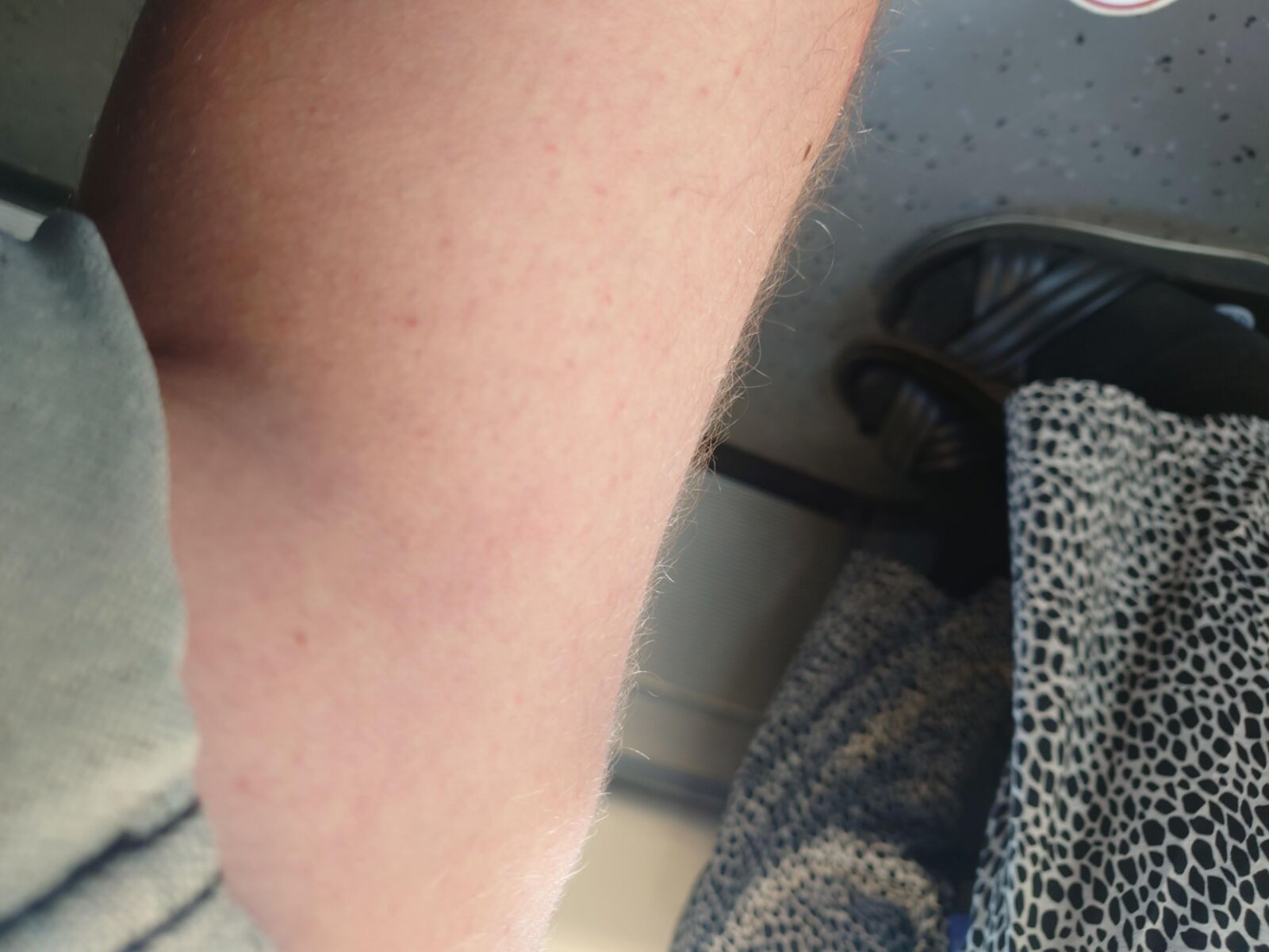 Chaussettes noires en sueur turques en sandales