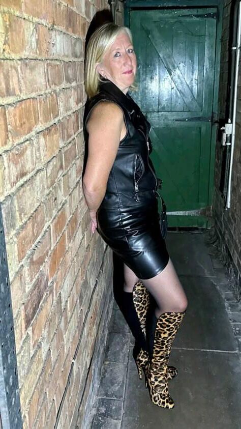 Katie, british milf in leather