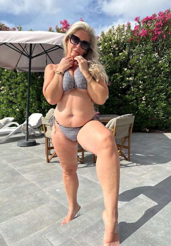 HOT MATURE