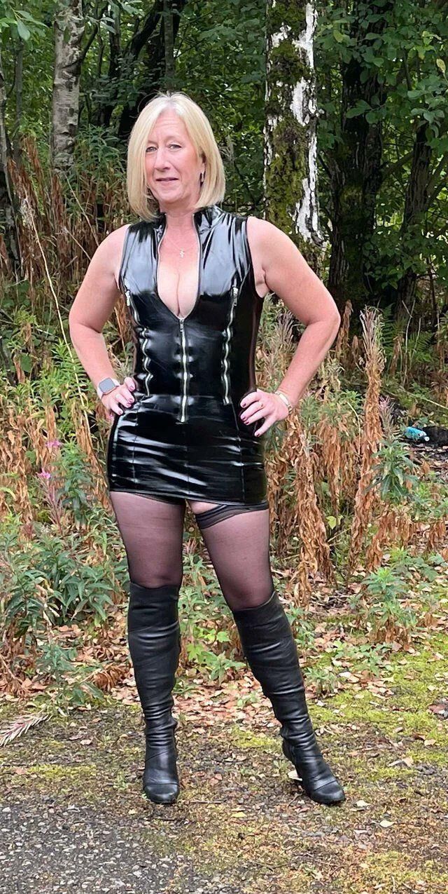 Katie, british milf in leather