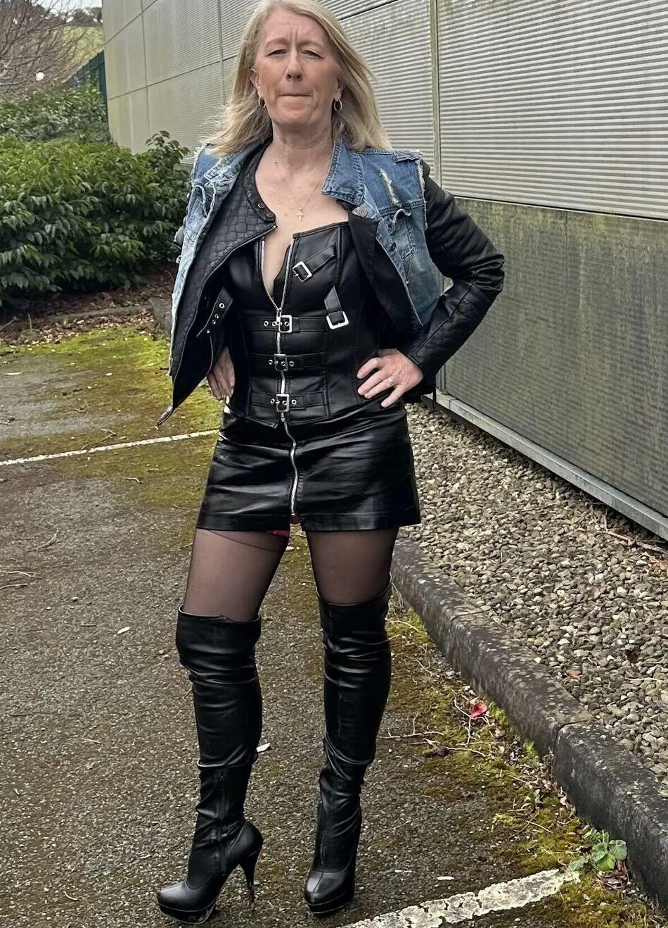 Katie, british milf in leather