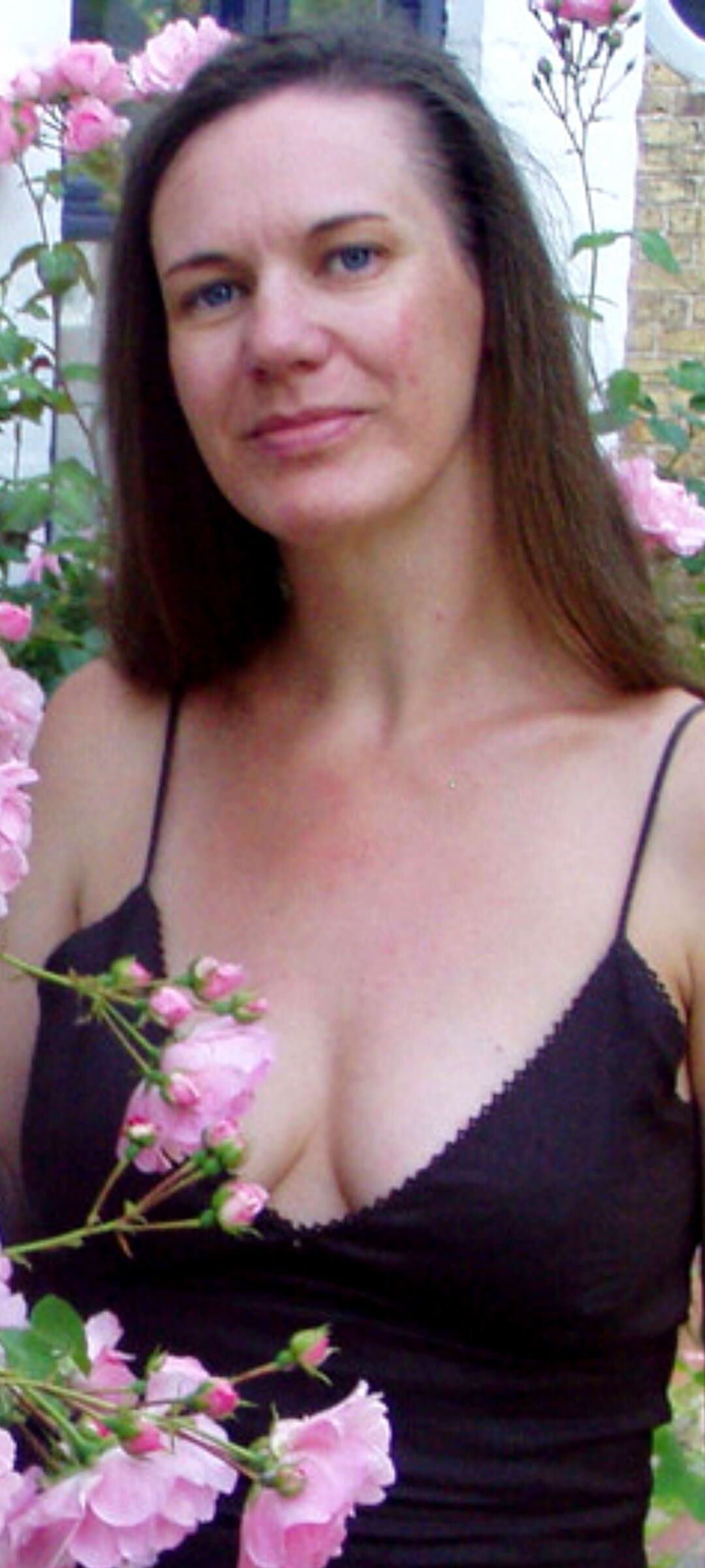 Incredible mature woman exposes her charms