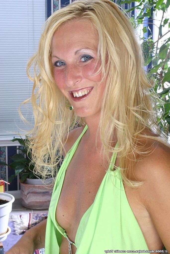 . Bee slim MILF I'd jump in a heartbeat