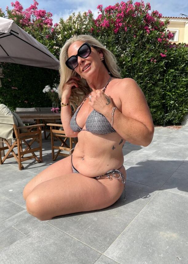 HOT MATURE