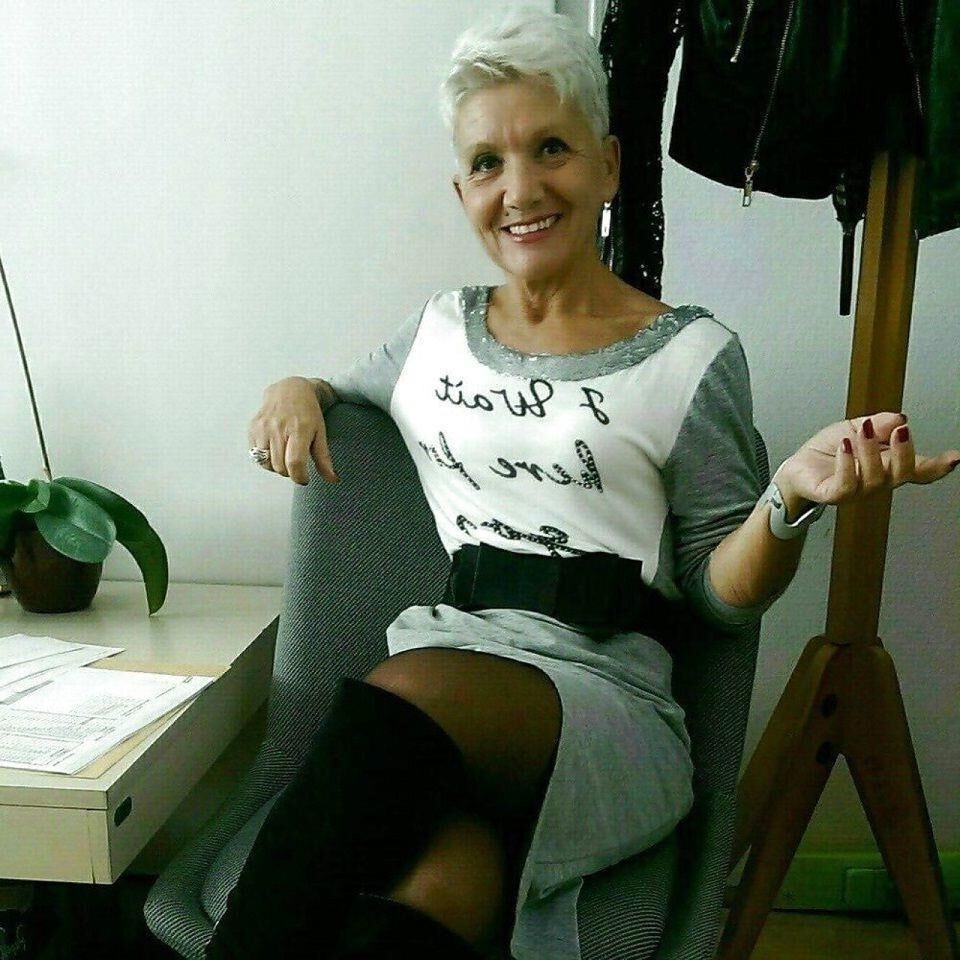 Non nude Granny & Mature VI