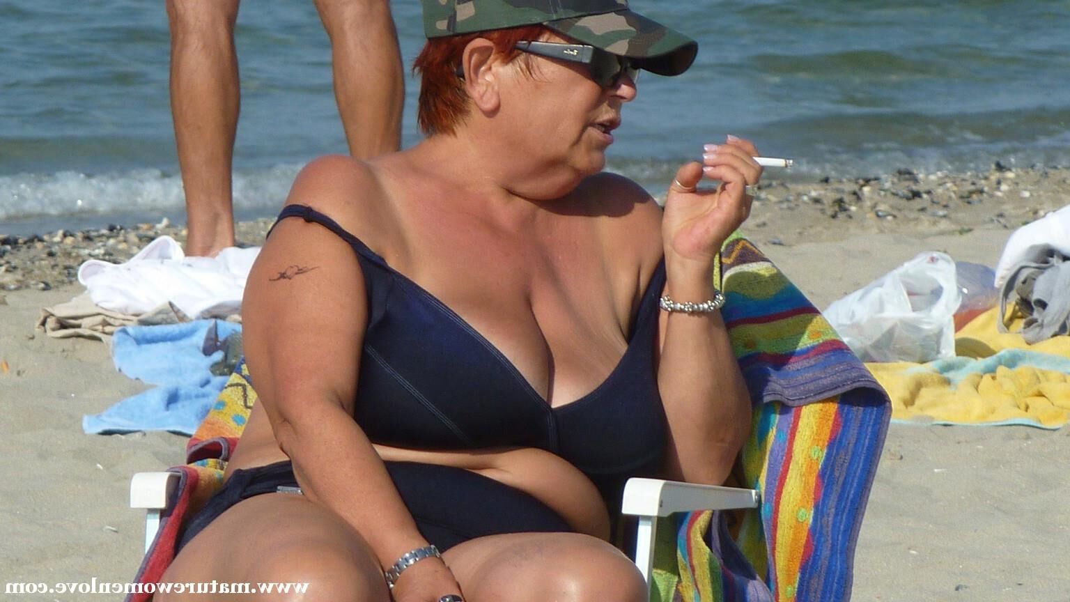 Peitos enormes de biquíni sinceros
