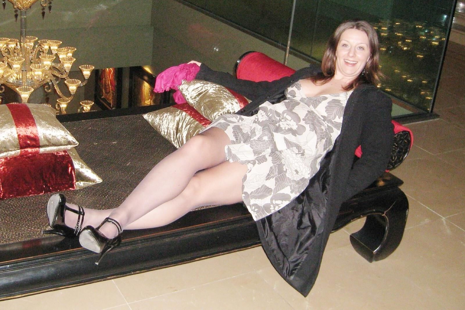 As esposas jovens glamourosas fazem a pose clássica de cruz