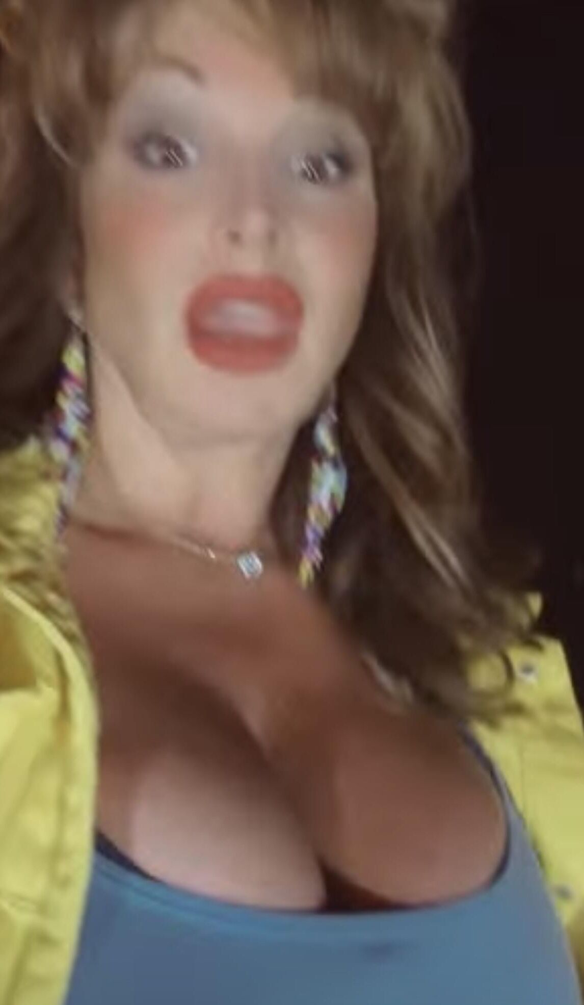 Minha mãe tem peitos duplos e é uma prostituta