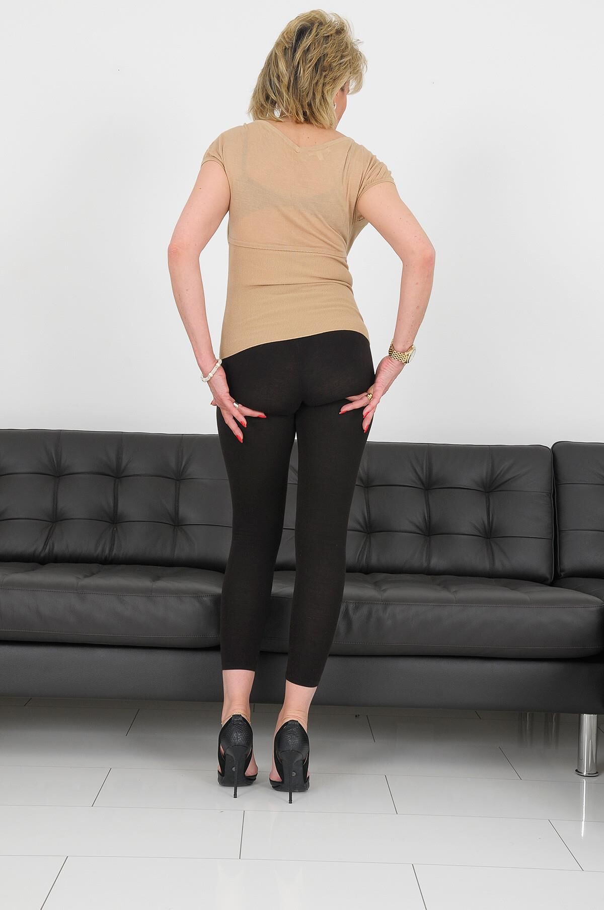 Gill Ellis Young (Lady Sonia) perneiras e peitos grandes