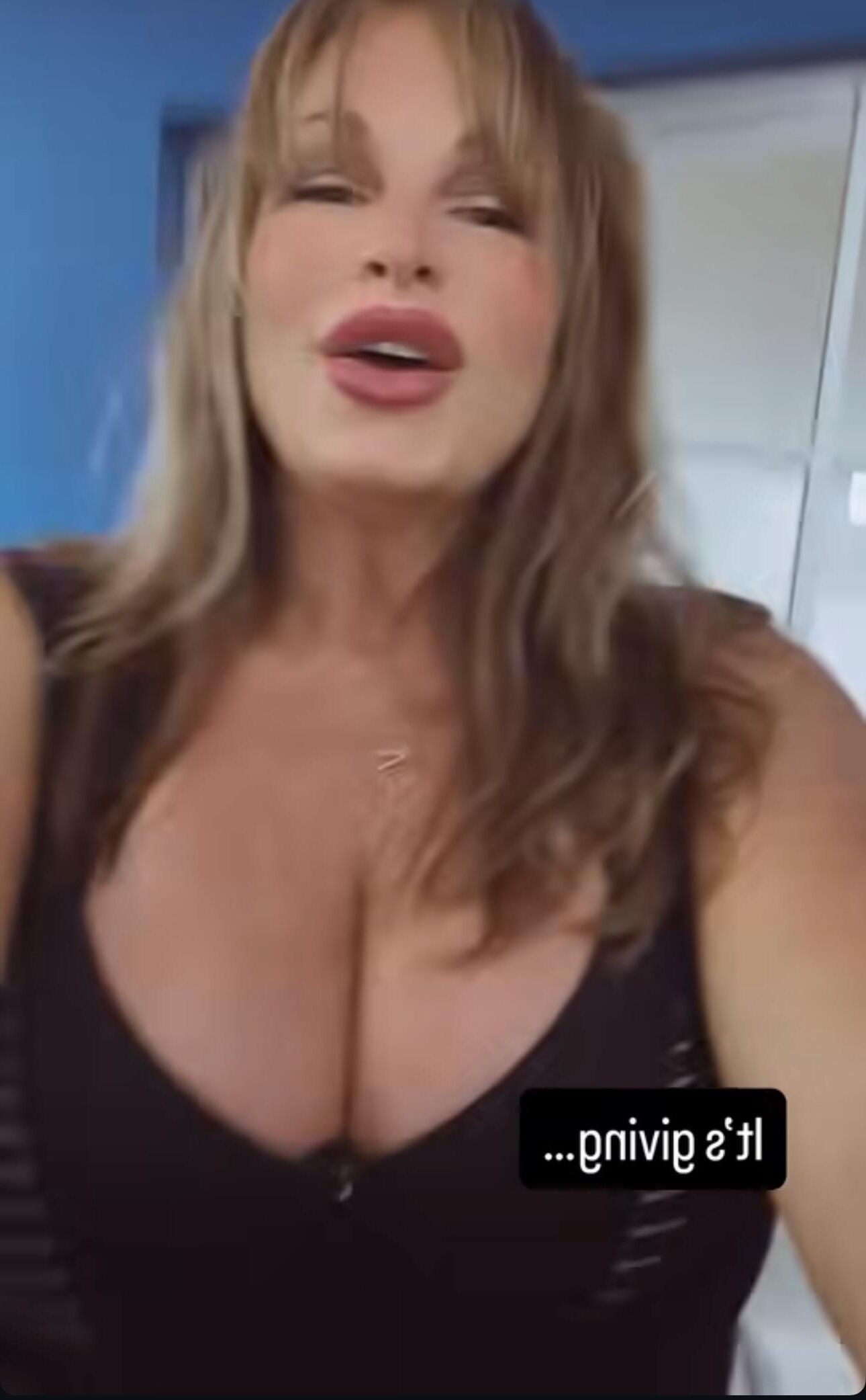 Minha mãe tem peitos duplos e é uma prostituta