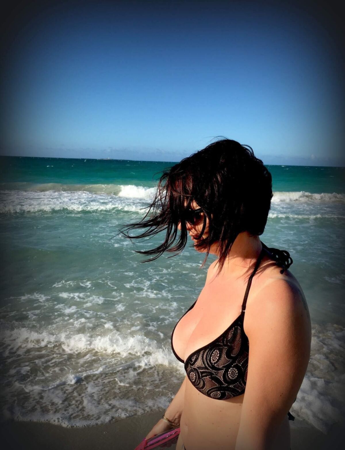 Le mari partage les clichés de vacances de la femme